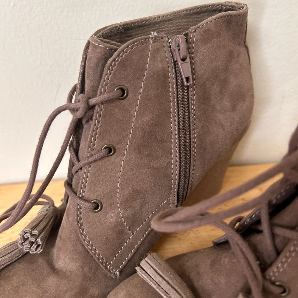 Mia Baylie Brown Suede Wedge Booties‎ with Lace-Up Detail size 7M